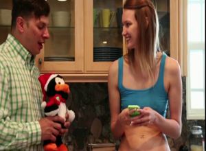 Молодая возбудила кузена и трахнулась с ним